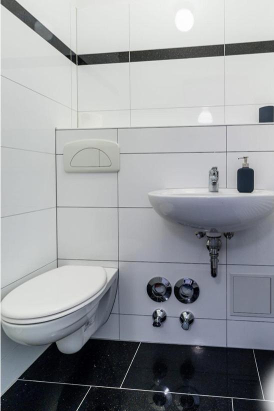 Homefy Oldtown Apartment - 6 People - 2 Bath - Balcony - Top Location デュッセルドルフ エクステリア 写真